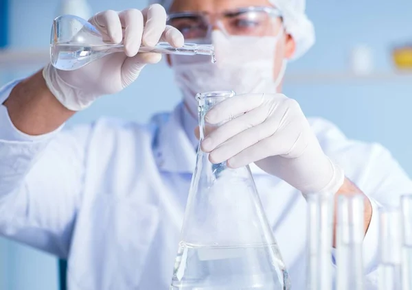 Investigadora científica que realiza un experimento en un labora — Foto de Stock