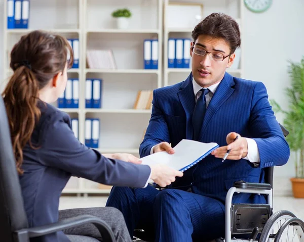 Empresario discapacitado discutiendo con colega mujer — Foto de Stock