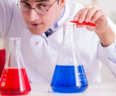 Çılgın bilim adamı bir laboratuarda deneyler yapıyor.