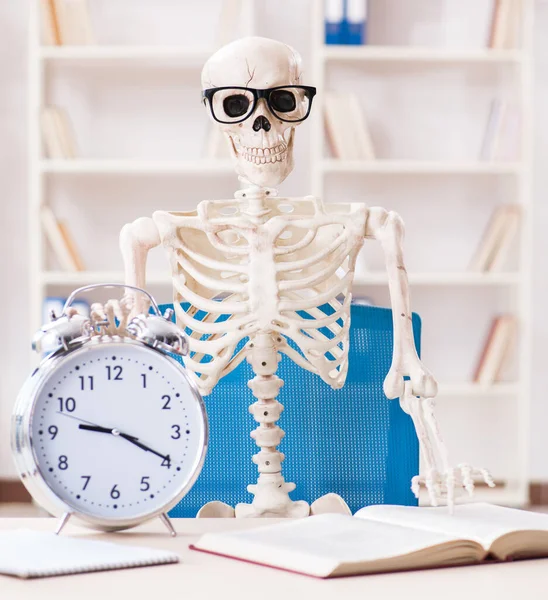 Skelett-Geschäftsmann arbeitet im Büro — Stockfoto