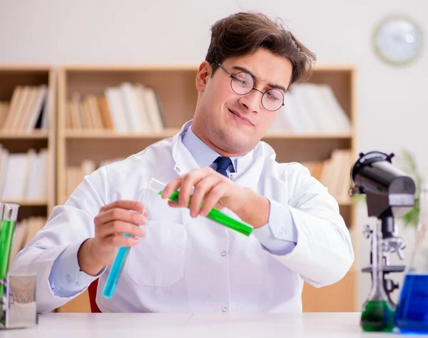 Šílený šílený vědec doktor dělá experimenty v laboratoři — Stock fotografie