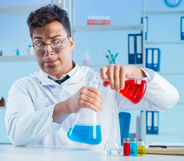 Extraño químico loco trabajando en un laboratorio — Foto de Stock