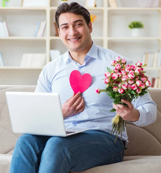 Mladý muž dělat nabídku k sňatku přes internet notebook — Stock fotografie