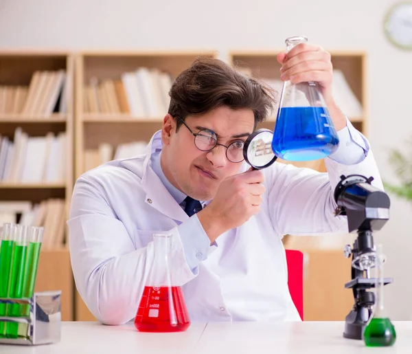 Šílený šílený vědec doktor dělá experimenty v laboratoři — Stock fotografie