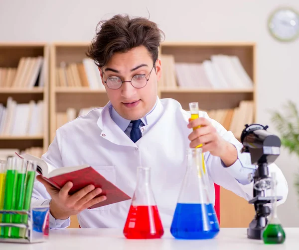 Médico cientista louco louco fazendo experimentos em um laboratório — Fotografia de Stock