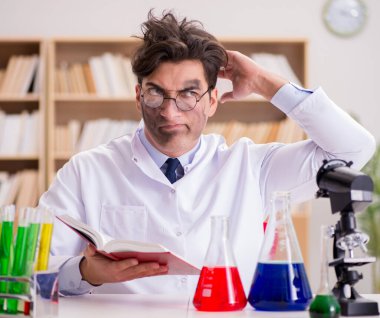 Çılgın bilim adamı bir laboratuarda deneyler yapıyor.