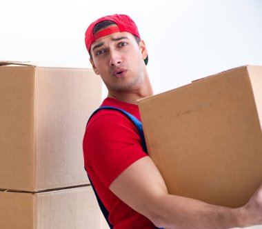 Müteahhit ofis taşınırken kutuları taşıyor.