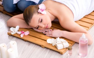 Salondaki spa prosedürü sırasında genç bir kadın.