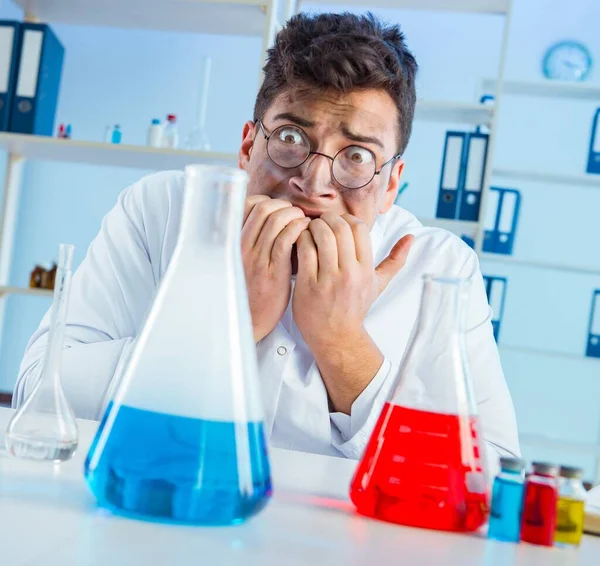 Legrační šílený chemik pracující v laboratoři — Stock fotografie