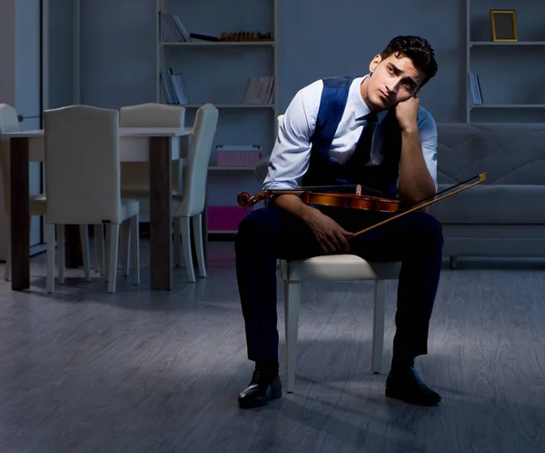 Young musician man practicing playing violin at home — Stock Photo, Image