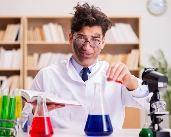 Őrült őrült tudós orvos kísérletezik egy laboratóriumban. — Stock Fotó