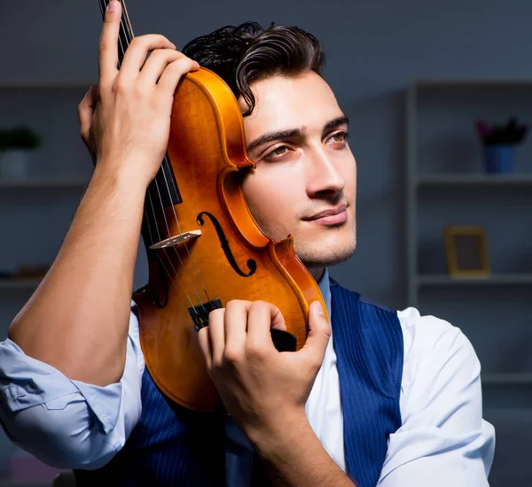 Jovem músico praticando violino em casa — Fotografia de Stock