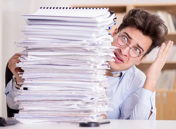 Gekke zakenman met stapels papieren. — Stockfoto