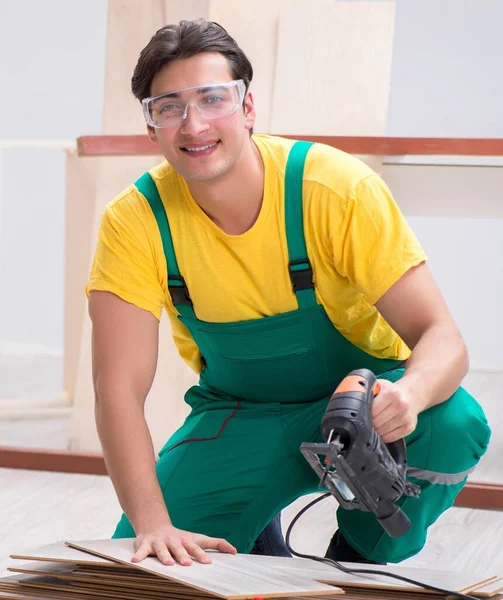 Müteahhit lamine ahşap zemin üzerinde çalışıyor.