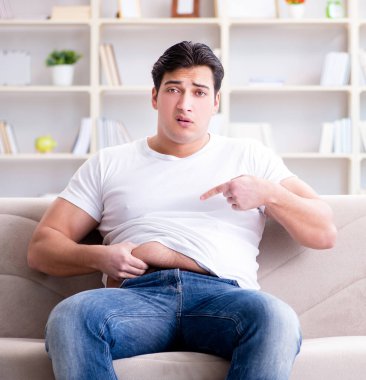 Midesi bulanan ve kusan bir adam.