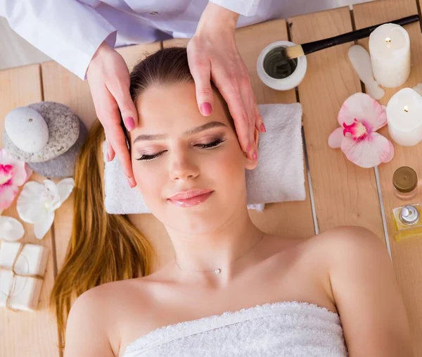 Mujer joven durante el procedimiento de spa en el salón — Foto de Stock