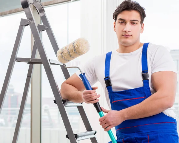 Maler-Reparateur arbeitet auf Baustelle — Stockfoto