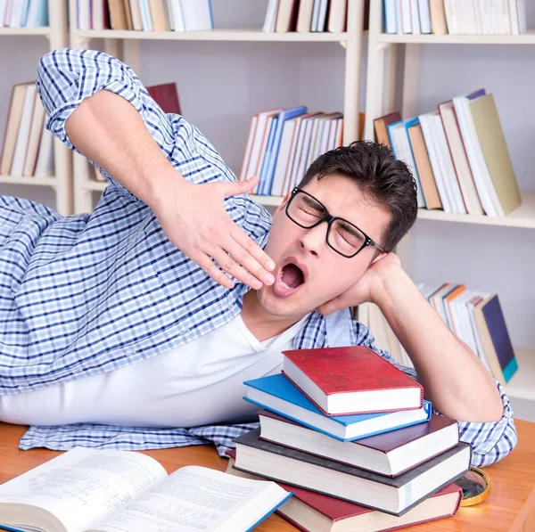 Jeune étudiant prenant une pause et s'endormant — Photo