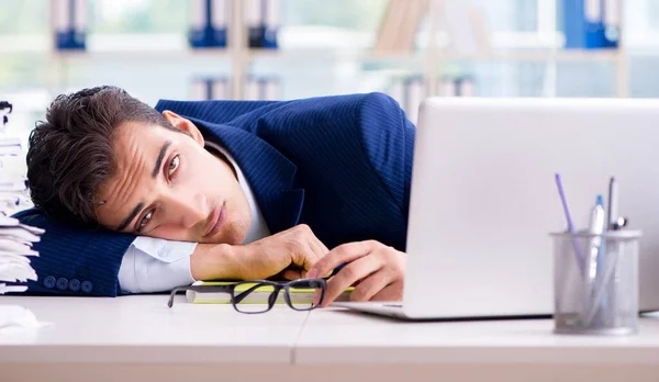 Κουρασμένος επιχειρηματίας εξαντλημένος μετά από σκληρή δουλειά και υπερβολική δουλειά — Φωτογραφία Αρχείου