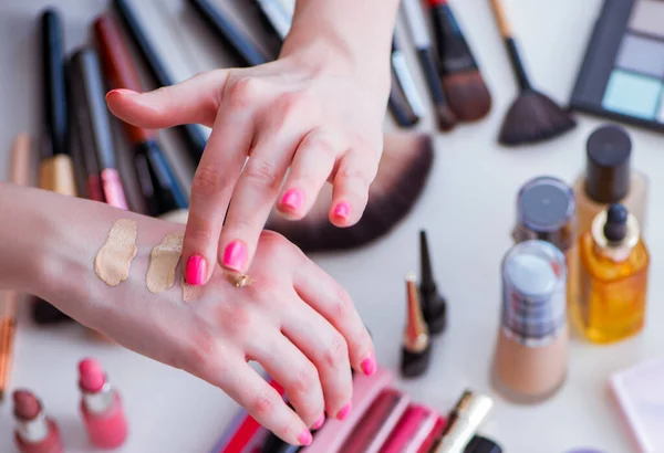 Raccolta di prodotti make up esposti sul tavolo — Foto Stock