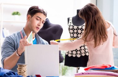 Atölyede erkek terzi ve bayan öğrenci.