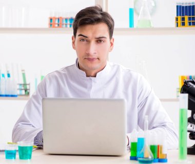 Laboratuvarda çalışan erkek kimyager.