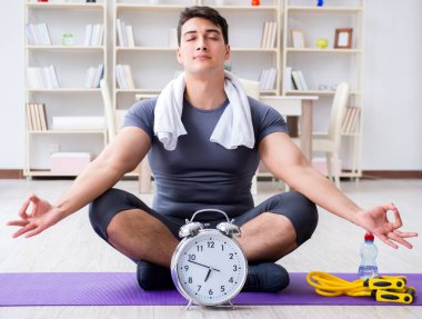 Genç adam spor ve sağlıklı yaşam tarzı dolandırıcılığı yapıyor.