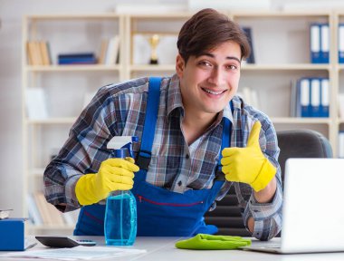 Ofiste çalışan erkek temizlikçi.