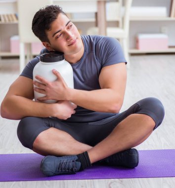 Sporda gıda takviyesi ve sağlıklı yaşam tarzı olan bir adam.