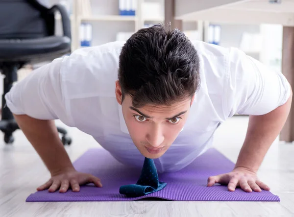 Zakenman doet sport in zijn kantoorruimte — Stockfoto