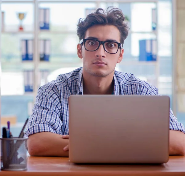 Étudiant étudiant à domicile se préparant à l'examen — Photo