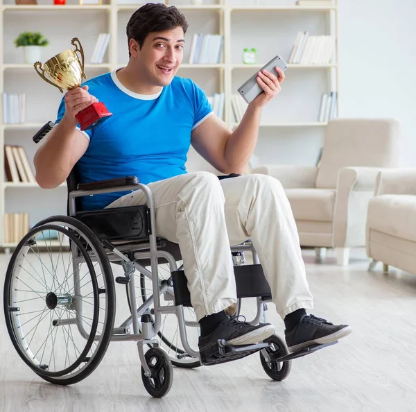 Niepełnosprawny człowiek ogląda sport w telewizji — Zdjęcie stockowe