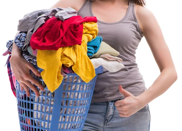 A mulher com cesta de roupas para lavar roupa — Fotografia de Stock
