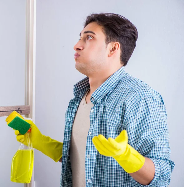 Young man cleaning mirror at home hotel — Stock Photo, Image