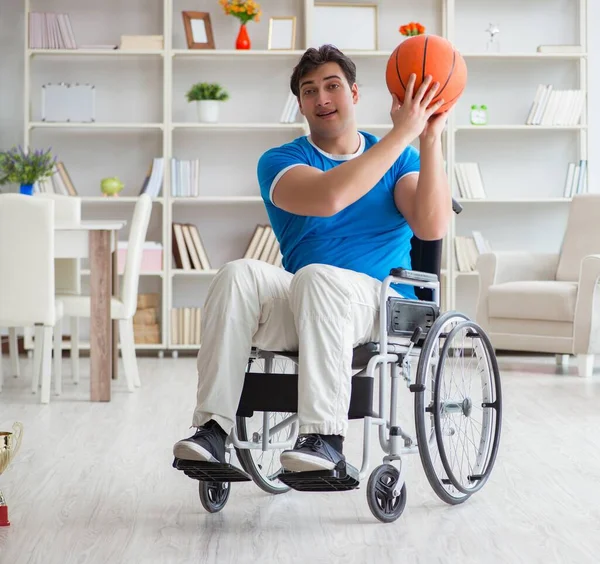 Jovem jogador de basquete em cadeira de rodas se recuperando de lesão — Fotografia de Stock