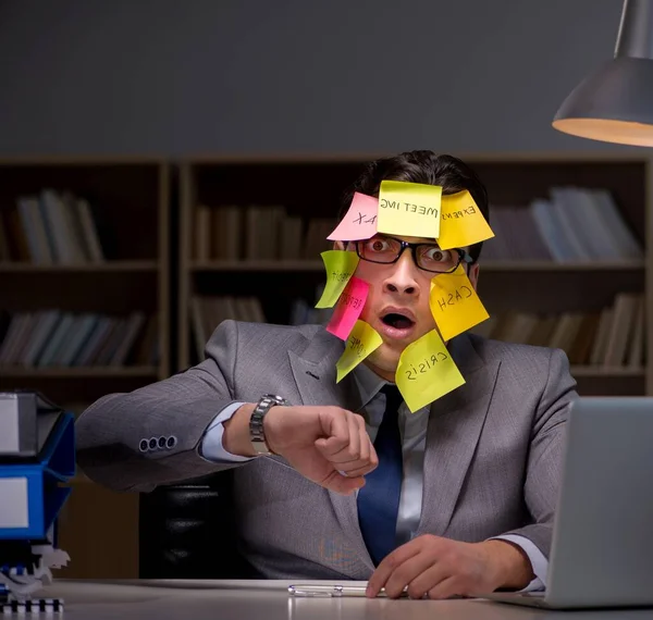 Empresário fica até tarde para definir prioridades — Fotografia de Stock