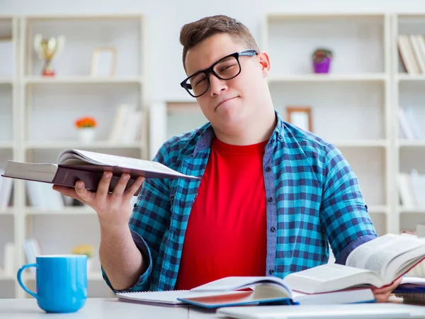 Adolescente joven preparándose para los exámenes que estudian en un escritorio en el interior —  Fotos de Stock