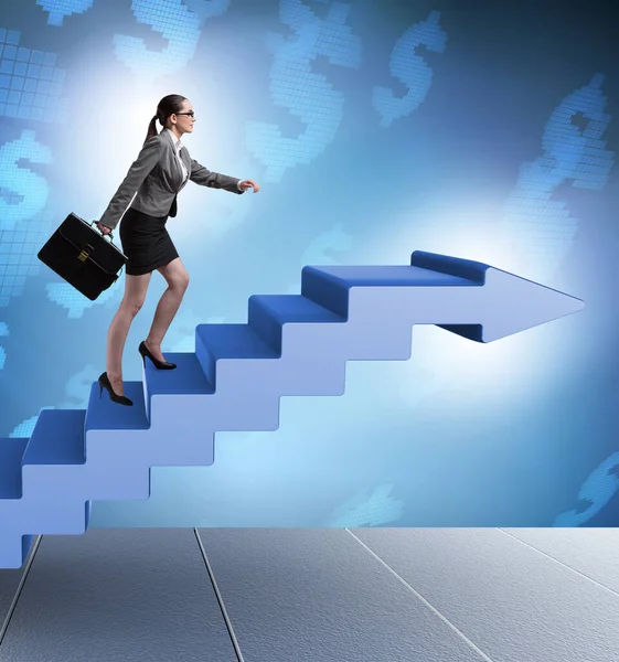 Empresária subindo escada de carreira no conceito de negócio — Fotografia de Stock