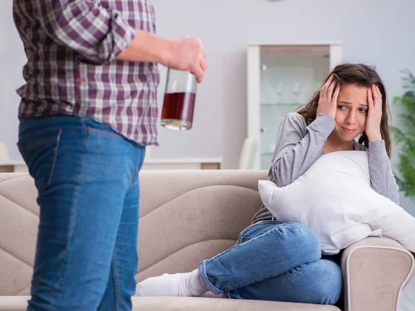 Sarhoş alkoliklerle aile içi şiddet kavramı — Stok fotoğraf