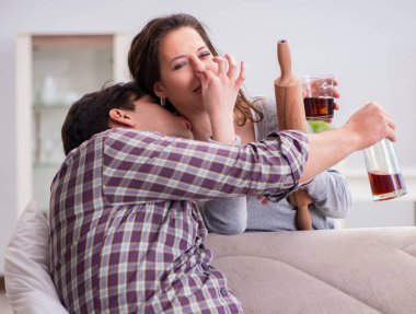 Sarhoş alkoliklerle aile içi şiddet kavramı