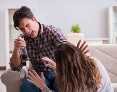 Sarhoş alkoliklerle aile içi şiddet kavramı