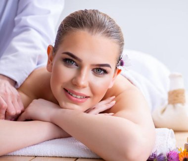 Kaplıcadaki masaj sırasında kadın