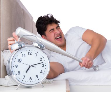 Yatakta uykusuzluk çeken bir adam.