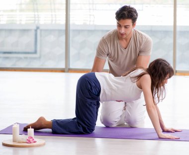 Spor salonunda antrenörlük yapıyor.