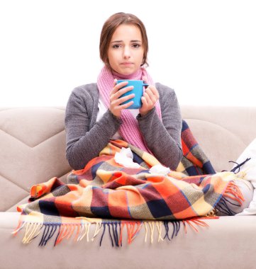 Ekonomi sınıfında soğuktan acı çeken bir genç.