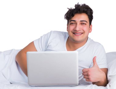 Yatakta uykusuzluk çeken bir adam.