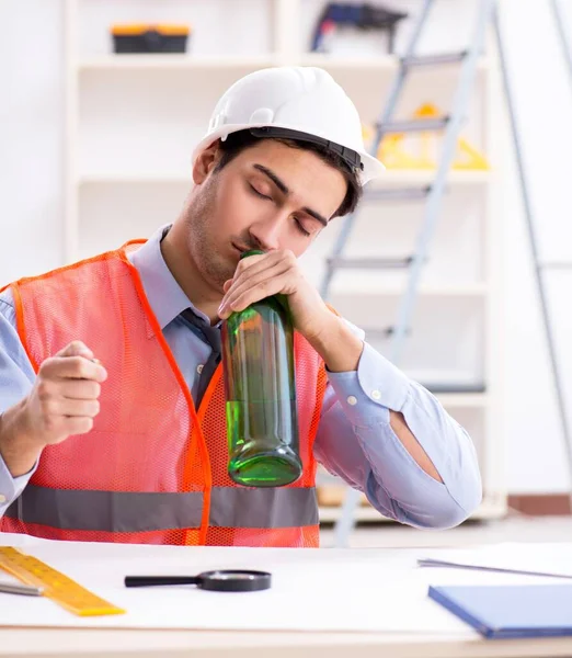 Ingeniero borracho trabajando en el taller — Foto de Stock