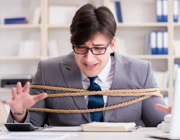 Homme d'affaires attaché à la corde dans le bureau — Photo