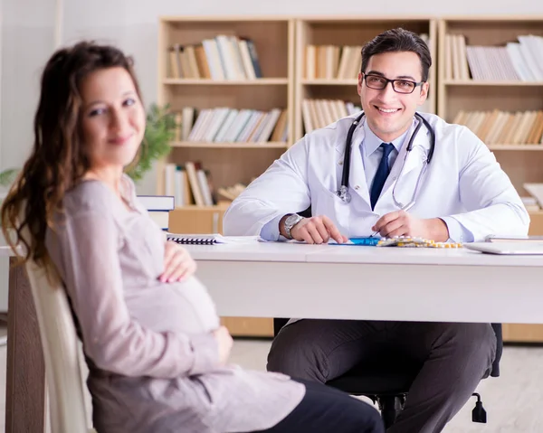 상담을 받기 위해 의사를 방문하는 임신부 — 스톡 사진