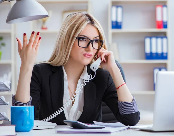 Affärskvinna frustrerad över att arbeta på kontoret — Stockfoto